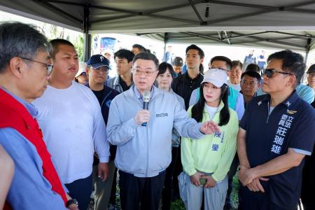 2025年8月16日行政院長卓榮泰視察臺東縣卑南鄉香蕉園農損情形　共18張