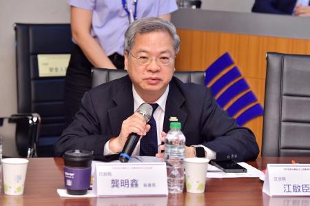 2025年8月14日行政院長卓榮泰參訪慶鴻機電並與機械（含工具機）業者交流座談會　共15張