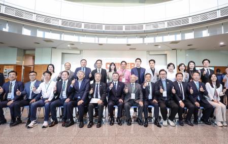 2025年8月14日行政院長卓榮泰參訪慶鴻機電並與機械（含工具機）業者交流座談會　共15張