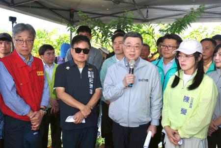 2025年8月16日行政院長卓榮泰視察臺東縣卑南鄉大目釋迦農損情形　共18張