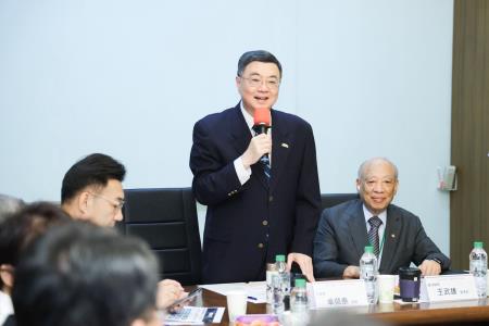 2025年8月14日行政院長卓榮泰參訪慶鴻機電並與機械（含工具機）業者交流座談會　共15張
