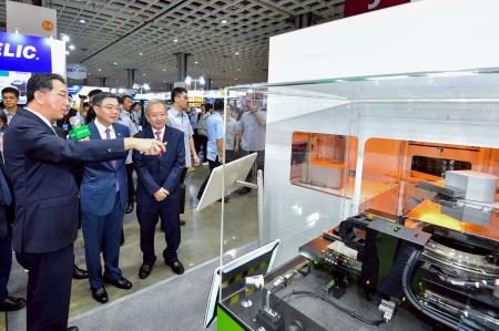 2025年8月20日行政院長卓榮泰出席「台灣機器人與智慧自動化展」、「台北國際自動化工業大展」暨同期展會聯合開幕典禮　共12張