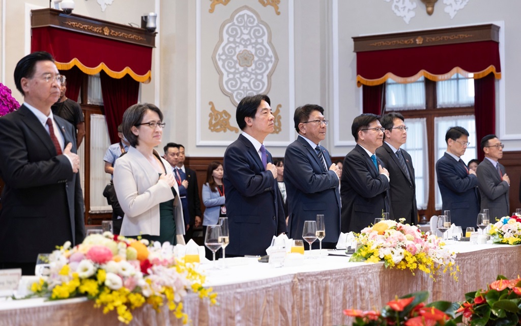 國宴進行的程序，先後是飯前酒會、宴前與宴賓客晉見兩國元首，之後才進行宴會。