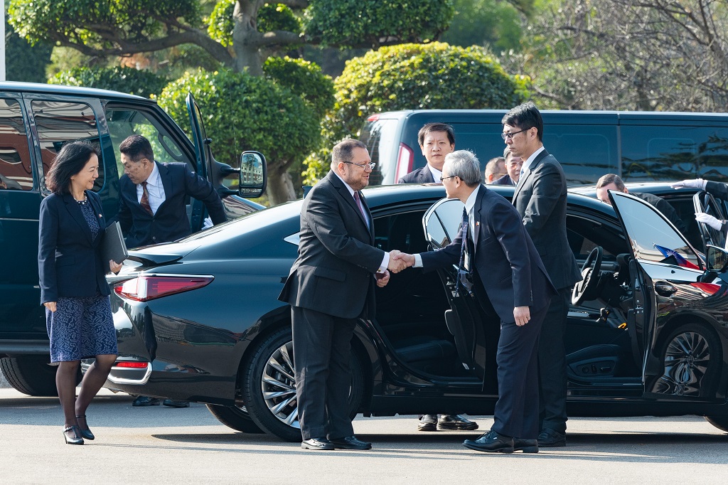 呈遞國書當日由總統府備禮車前往迎接大使