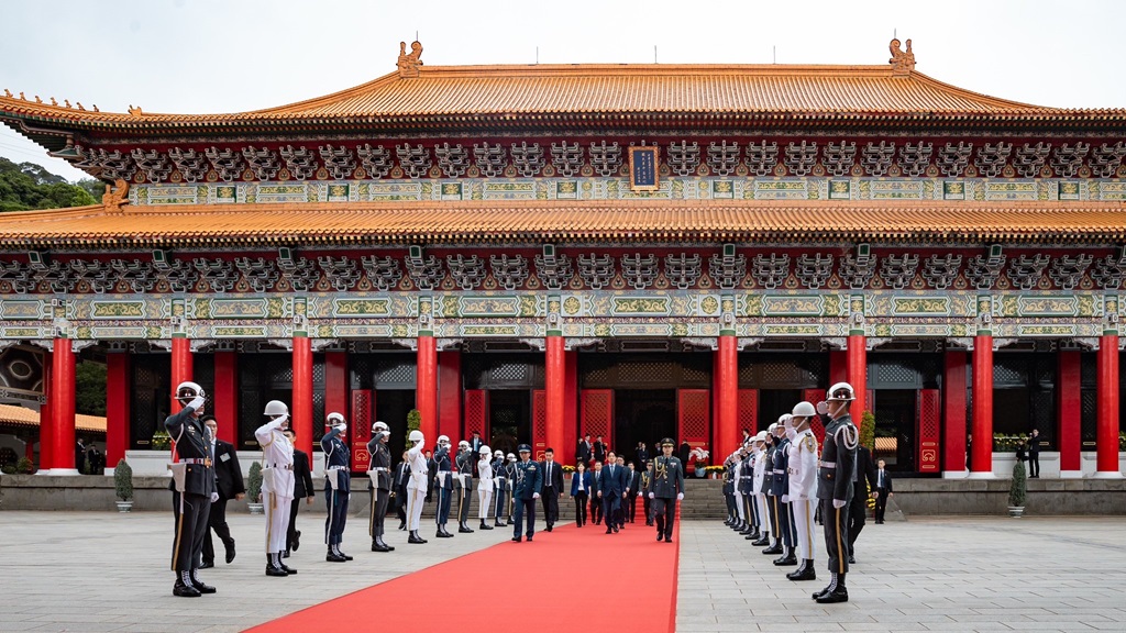 祭典禮成，總統偕官員步出正殿，禮兵敬禮。