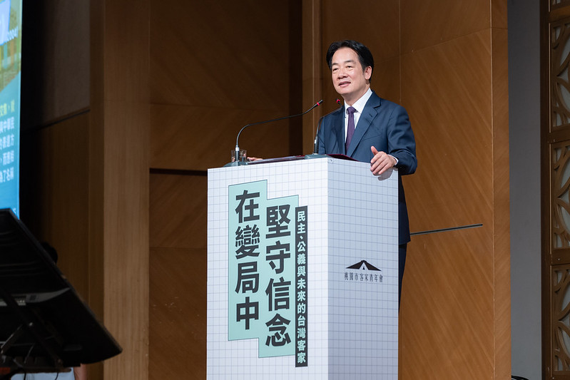 賴清德總統今（24）日晚間前往桃園出席「桃園市客家青年會『在變局中堅守信念－民主、公義與未來的臺灣客家論壇』」，並進行「團結國家十講」第二講談「團結」