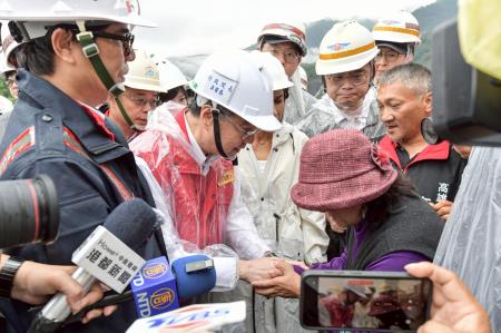 2025年8月4日行政院長卓榮泰視察台20線79k道路修復情形