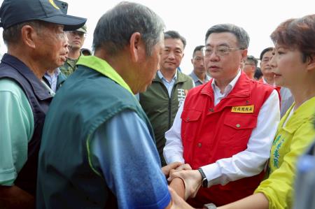 2025年7月15日行政院長卓榮泰視察臺南將軍區災損情形