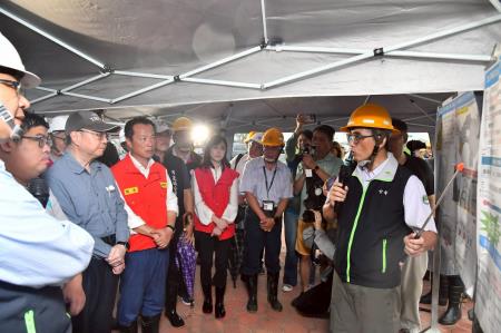 2025年7月8日行政院長卓榮泰視察台電特高壓電塔大寮-新塭線2、3、4號鐵塔倒塌受損情形