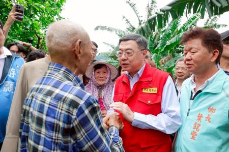 2025年7月11日行政院長卓榮泰視察南投縣水里玉峰村香蕉園受損情形