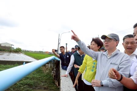 2025年7月29日行政院長卓榮泰視察臺南市後壁區菁寮排水菁長橋淹水情形排水整治