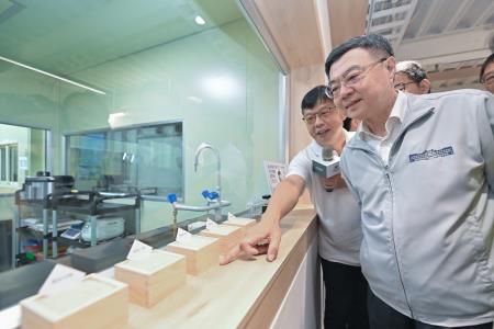 2025年7月5日行政院長卓榮泰視察斗南鎮農會精米工場公糧儲備情形-5