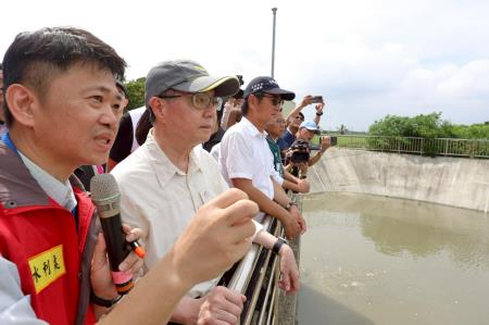 2025年7月29日行政院長卓榮泰視察雲林縣水林鄉新街排水站淹水情形排水整治