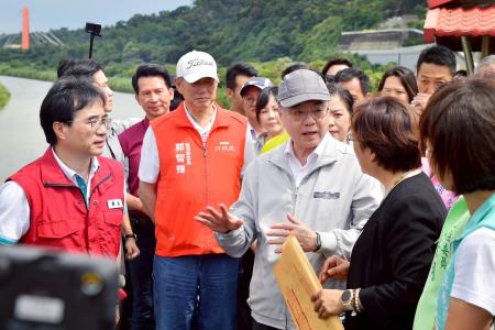 2025年7月5日行政院長卓榮泰視察彰化芬園貓羅溪溪頭堤防河道整理改善工程
