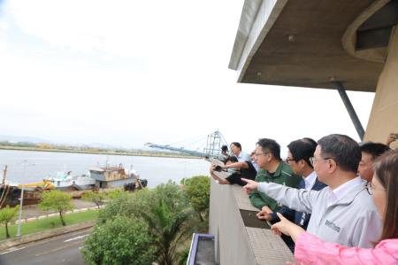 2025年7月15日行政院長卓榮泰視察高雄興達港海巡基地碼頭整建及浚深工程