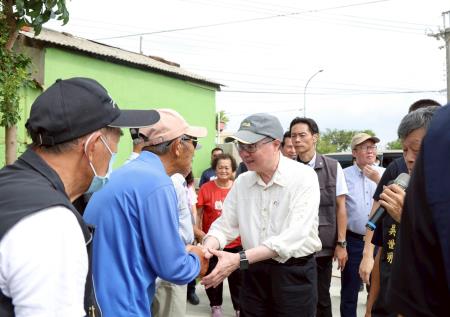 2025年7月29日行政院長卓榮泰關心雲林縣水林鄉蕃薯村民宅淹水情形 