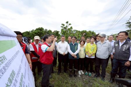  2025年7月29日行政院長卓榮泰視察臺南市白河區甘宅橋淹水情形排水整治