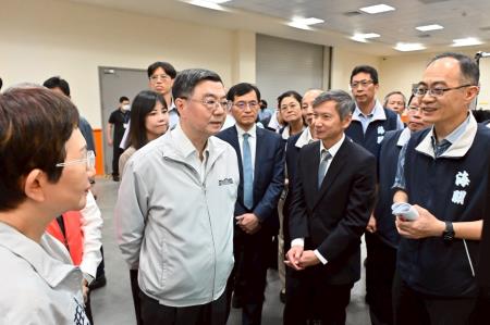 2025年6月13日行政院長卓榮泰視察財政部關務署台北關防杜違規轉運情形