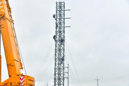2025年7月8日行政院長卓榮泰視察台電特高壓電塔大寮-新塭線2、3、4號鐵塔倒塌受損情形