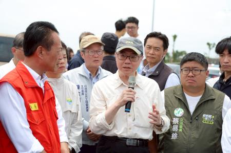 2025年7月29日行政院長卓榮泰視察嘉義縣朴子市荷苞嶼佳禾橋淹水情形排水整治