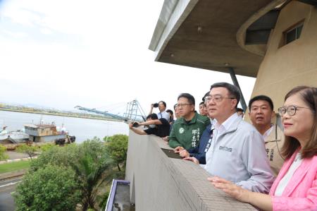 2025年7月15日行政院長卓榮泰視察高雄興達港海巡基地碼頭整建及浚深工程
