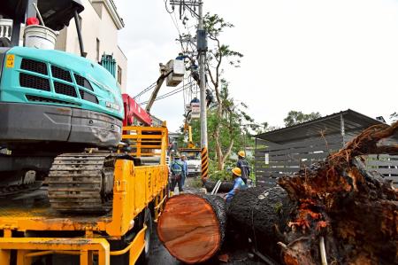 2025年7月8月行政院長卓榮泰視察嘉義市風災停電及復原情形_5