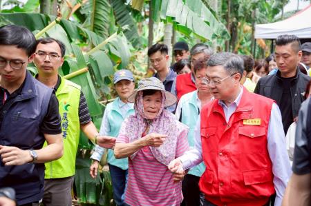 2025年7月11日行政院長卓榮泰視察南投縣水里玉峰村香蕉園受損情形