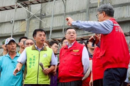2025年7月11日行政院長卓榮泰視察彰化縣福興鄉花椰菜受損情形