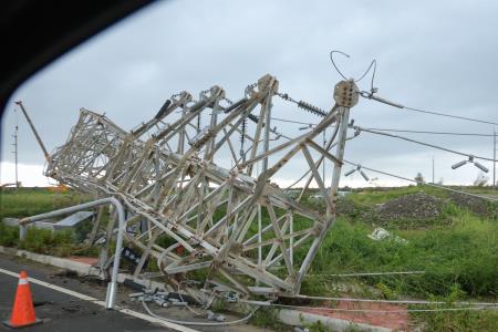 2025年7月8日行政院長卓榮泰視察台電特高壓電塔大寮-新塭線2、3、4號鐵塔倒塌受損情形