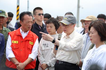 2025年7月29日行政院長卓榮泰視察嘉義縣朴子市荷苞嶼佳禾橋淹水情形排水整治
