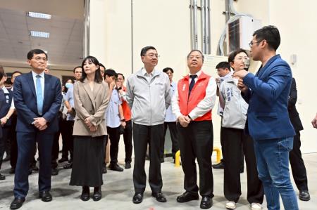 2025年6月13日行政院長卓榮泰視察財政部關務署台北關防杜違規轉運情形