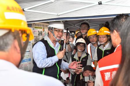 2025年7月8日行政院長卓榮泰視察台電特高壓電塔大寮-新塭線2、3、4號鐵塔倒塌受損情形