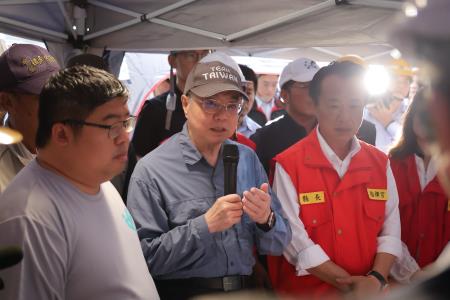 2025年7月8日行政院長卓榮泰視察台電特高壓電塔大寮-新塭線2、3、4號鐵塔倒塌受損情形