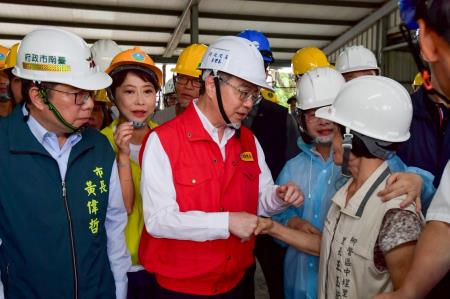2025年8月4日行政院長卓榮泰視察臺南市柳營區災區房屋修繕重建情形