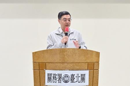 2025年6月13日行政院長卓榮泰視察財政部關務署台北關防杜違規轉運情形