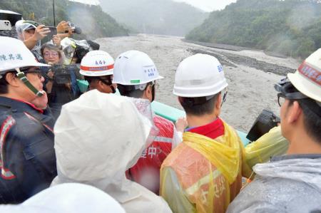 2025年8月4日行政院長卓榮泰視察台20線79k道路修復情形