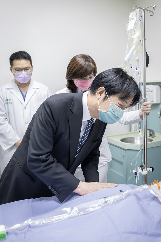 總統探視台電搶修復電工程受傷員工及向家屬致意