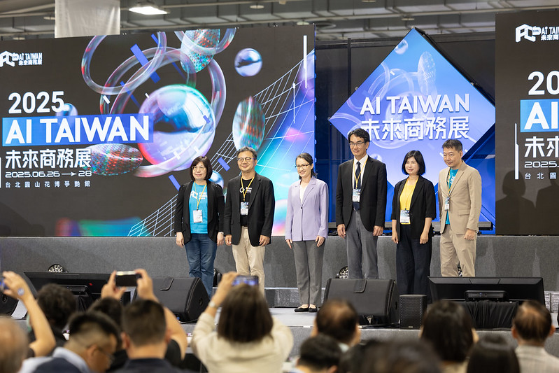 蕭美琴副總統今（26）日上午前往圓山花博爭艷館出席「2025 AI TAIWAN 未來商務展開幕儀式」