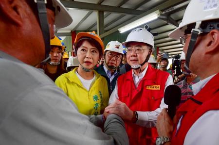 2025年8月4日行政院長卓榮泰視察臺南市柳營區災區房屋修繕重建情形　共7張