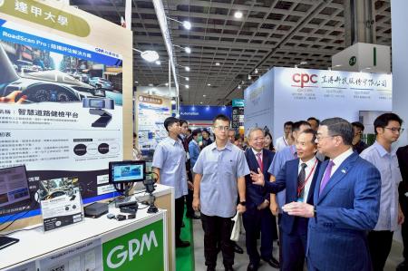 2025年8月20日行政院長卓榮泰出席「台灣機器人與智慧自動化展」、「台北國際自動化工業大展」暨同期展會聯合開幕典禮　共12張