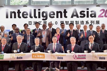 2025年8月20日行政院長卓榮泰出席「台灣機器人與智慧自動化展」、「台北國際自動化工業大展」暨同期展會聯合開幕典禮　共12張