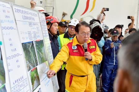 2025年8月4日行政院長卓榮泰關心台20線81k墜車事件搜救情形　共8張