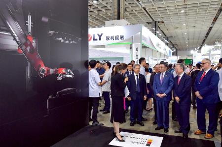 2025年8月20日行政院長卓榮泰出席「台灣機器人與智慧自動化展」、「台北國際自動化工業大展」暨同期展會聯合開幕典禮　共12張