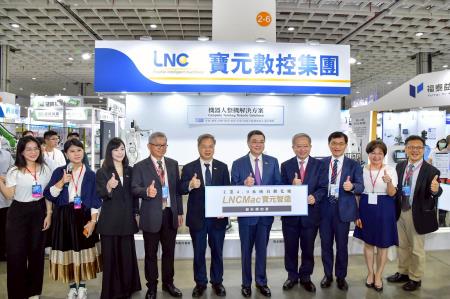 2025年8月20日行政院長卓榮泰出席「台灣機器人與智慧自動化展」、「台北國際自動化工業大展」暨同期展會聯合開幕典禮　共12張