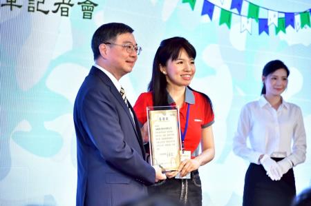 2025年8月6日行政院長卓榮泰出席「114年軍人節敬軍記者會」　共6張