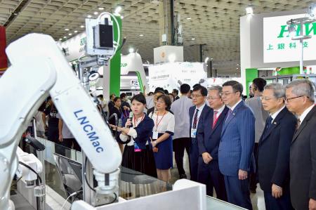 2025年8月20日行政院長卓榮泰出席「台灣機器人與智慧自動化展」、「台北國際自動化工業大展」暨同期展會聯合開幕典禮　共12張