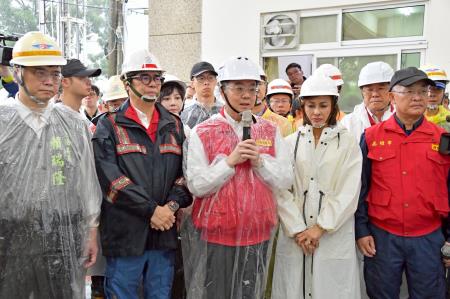 2025年8月4日行政院長卓榮泰關心台20線81k墜車事件搜救情形　共8張