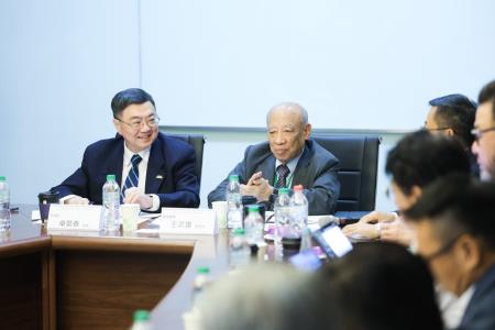 2025年8月14日行政院長卓榮泰參訪慶鴻機電並與機械（含工具機）業者交流座談會　共15張