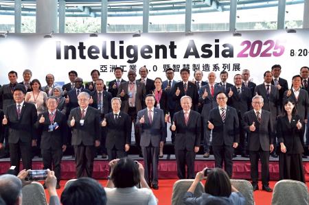 2025年8月20日行政院長卓榮泰出席「台灣機器人與智慧自動化展」、「台北國際自動化工業大展」暨同期展會聯合開幕典禮　共12張