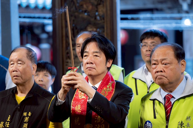 賴清德總統今（28）日下午先後前往「澎湖天后宮」及「澎湖馬公城隍廟」參香祈福，並分別揭匾「海慶安瀾」與「厚德孚佑」